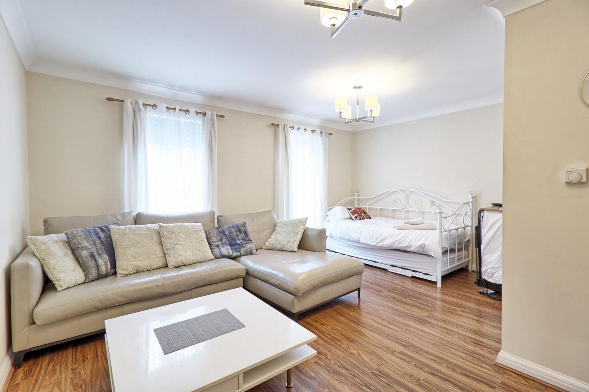 By Buildersbeds - Paignton House 4 Bedrooms Harold Wood Екстериор снимка