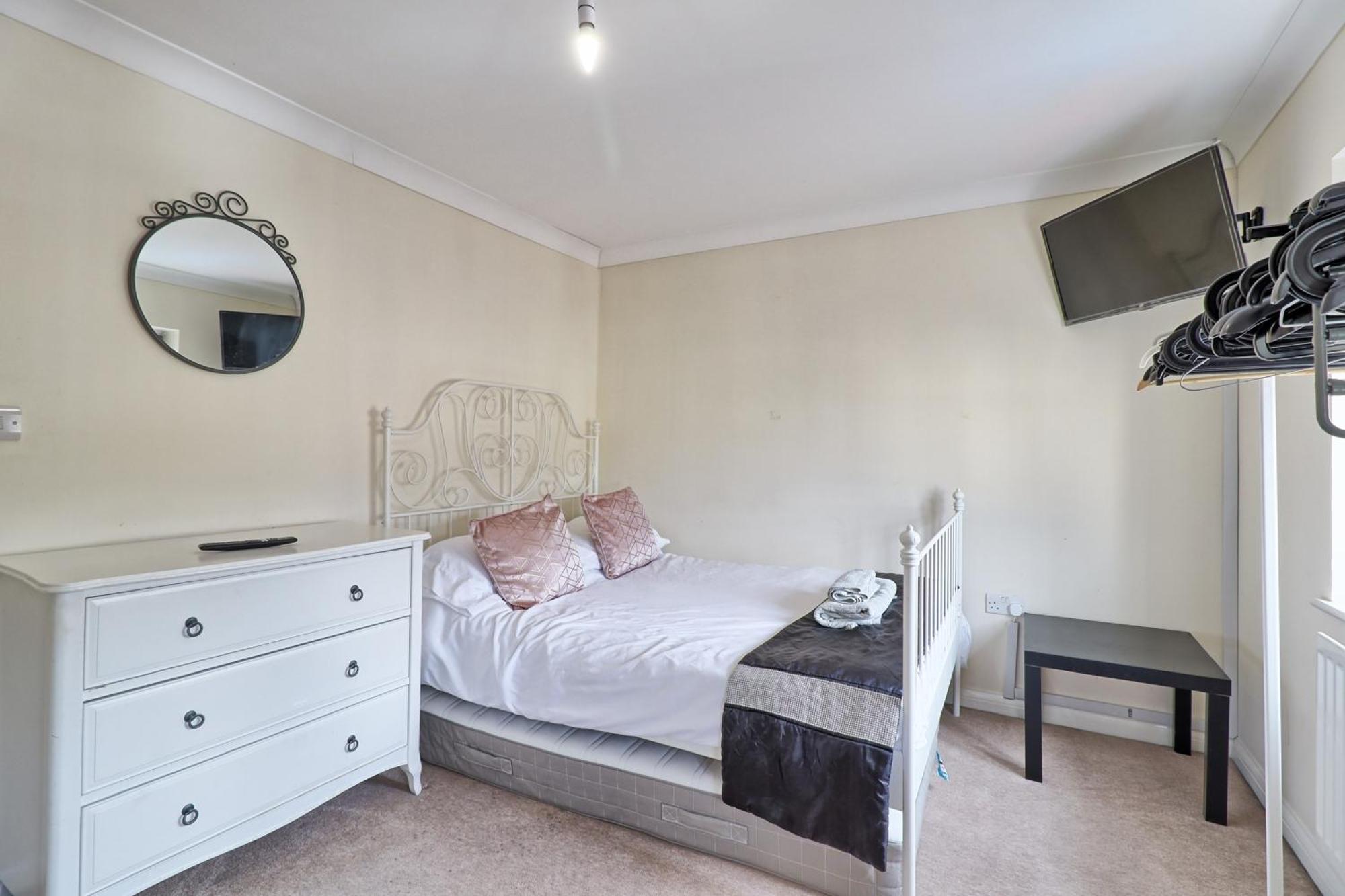 By Buildersbeds - Paignton House 4 Bedrooms Harold Wood Екстериор снимка